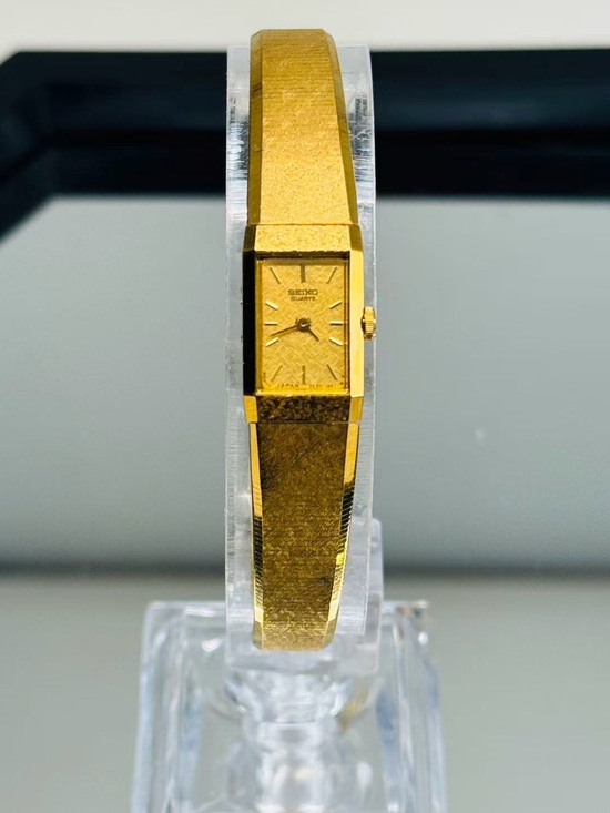 Vintage Seiko Quartz Gold Tone Women’s Watch Textured Dial New Battery Runs